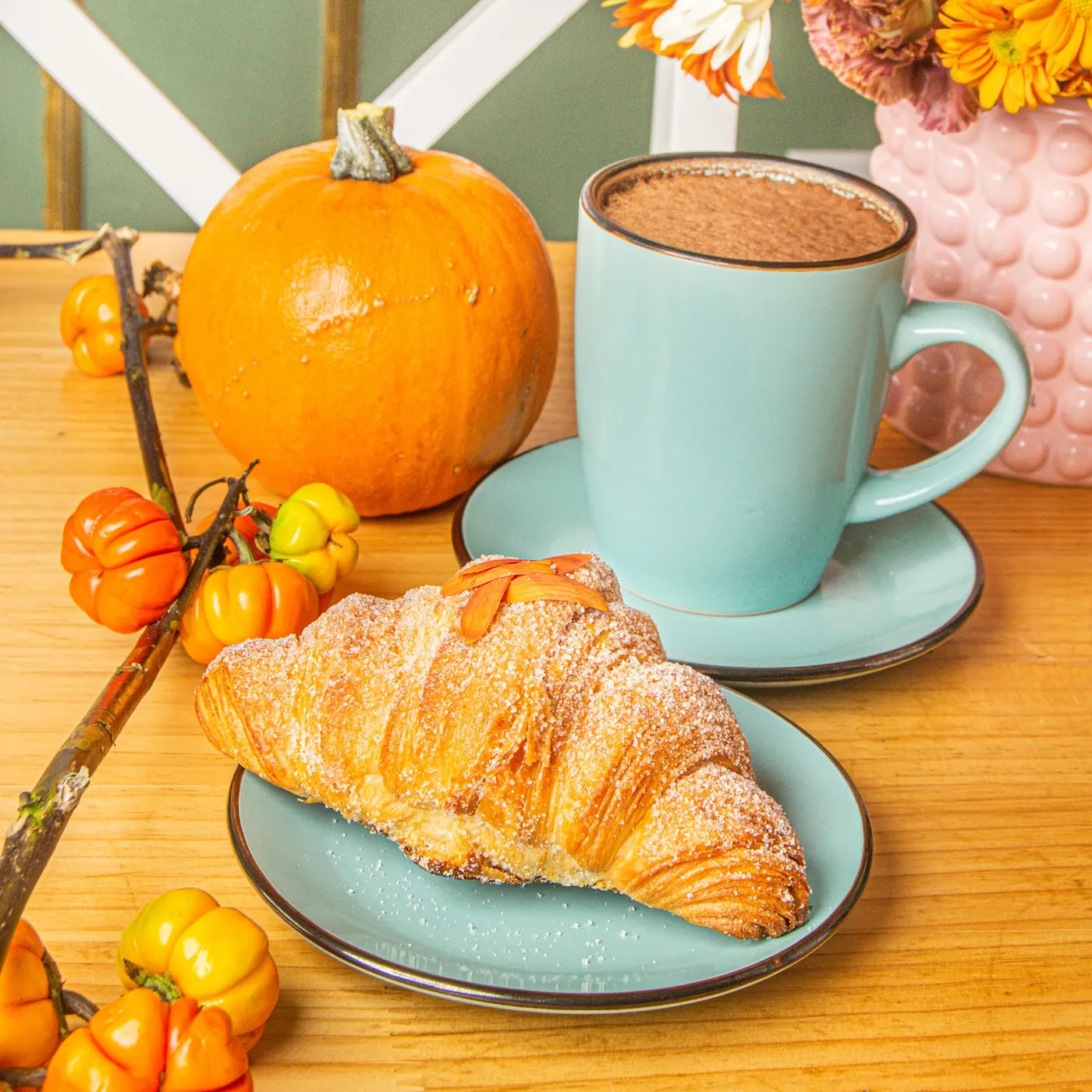 Croissant y taza de chocolate en una mesa del local