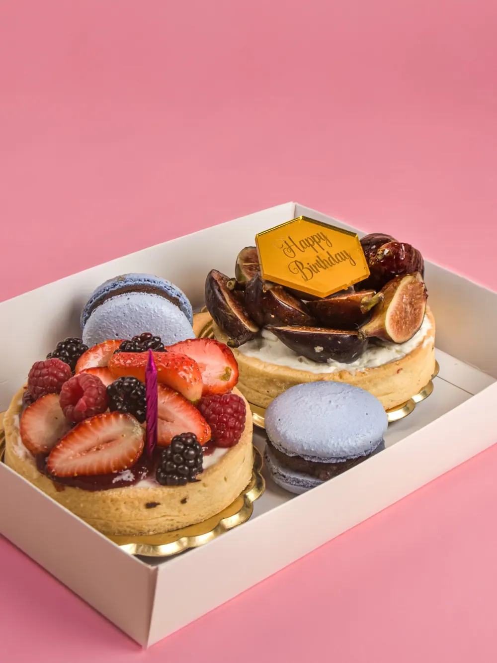 Tartas y macarons acomodados en su cajita para llevar