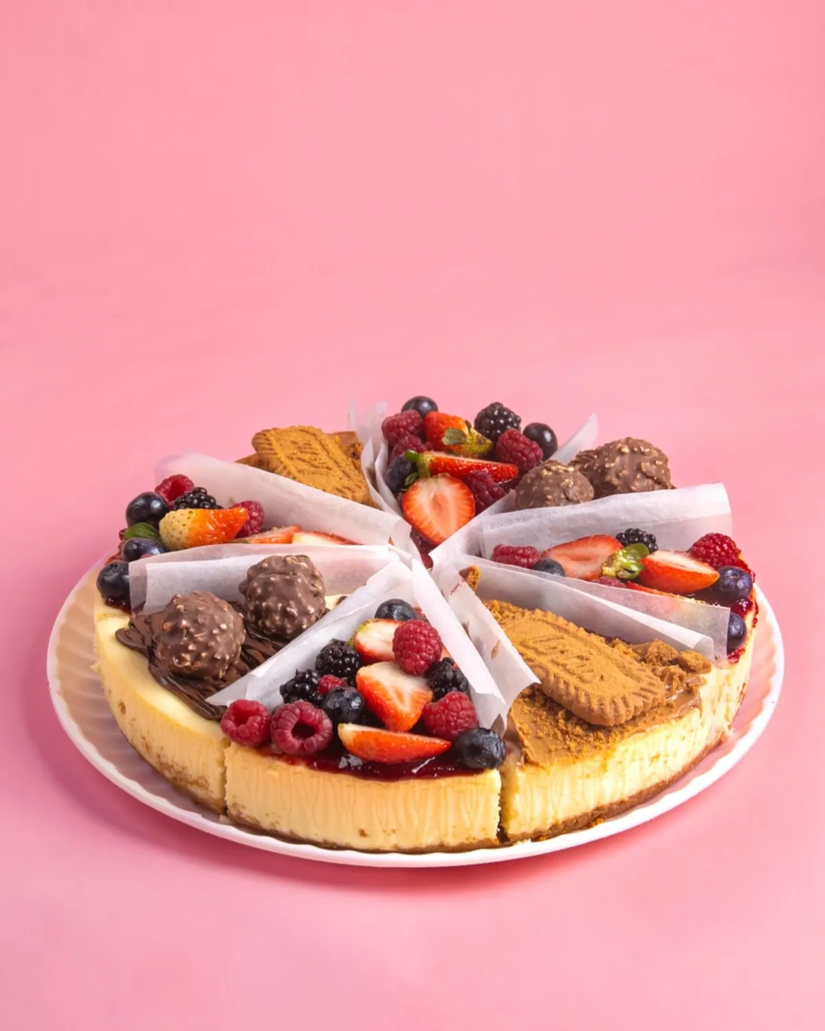 Tarta de cheesecake coronada con fresas y zarzamoras