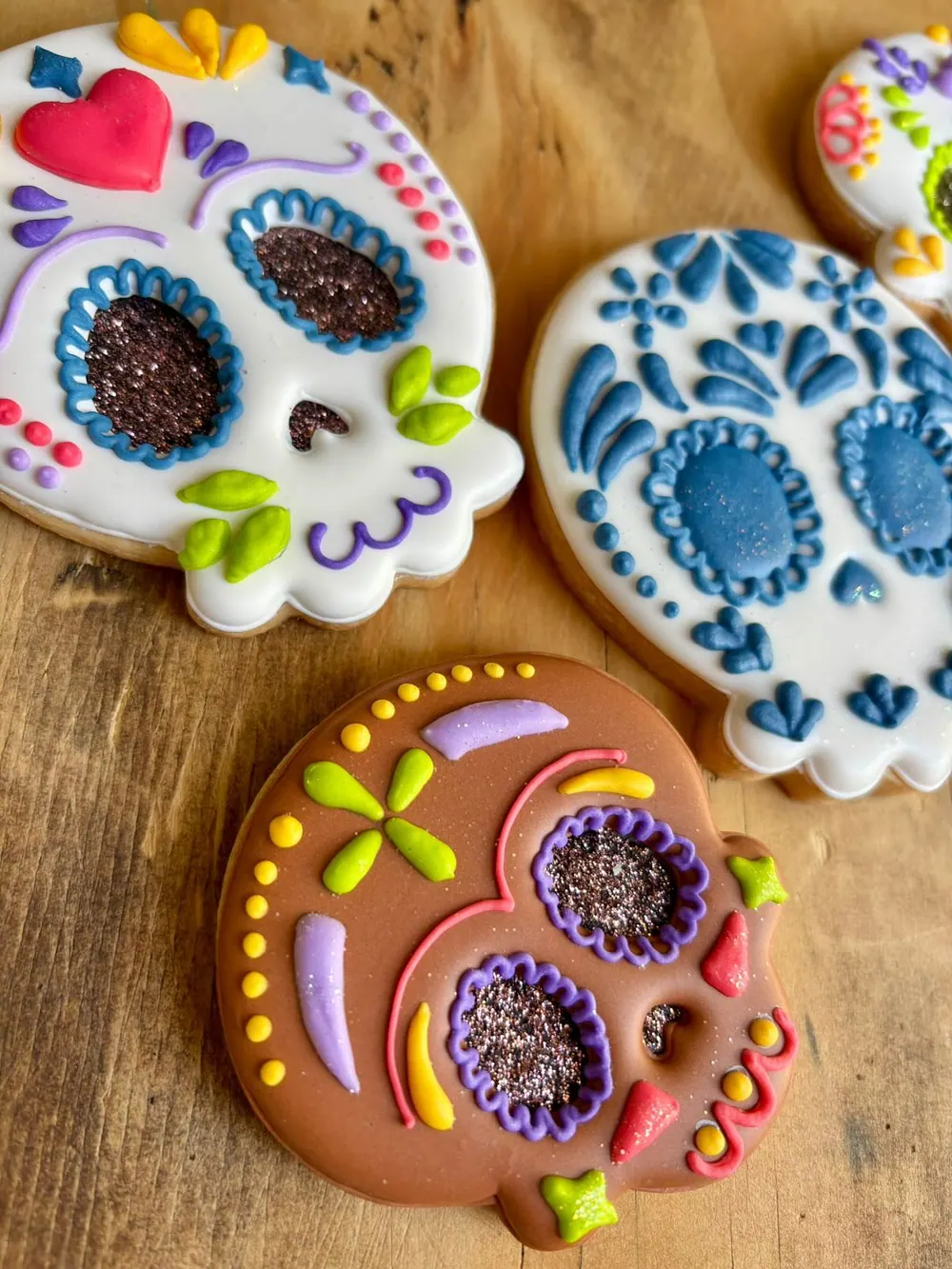 Galletas de calavera decoradas con glaseado real de colores