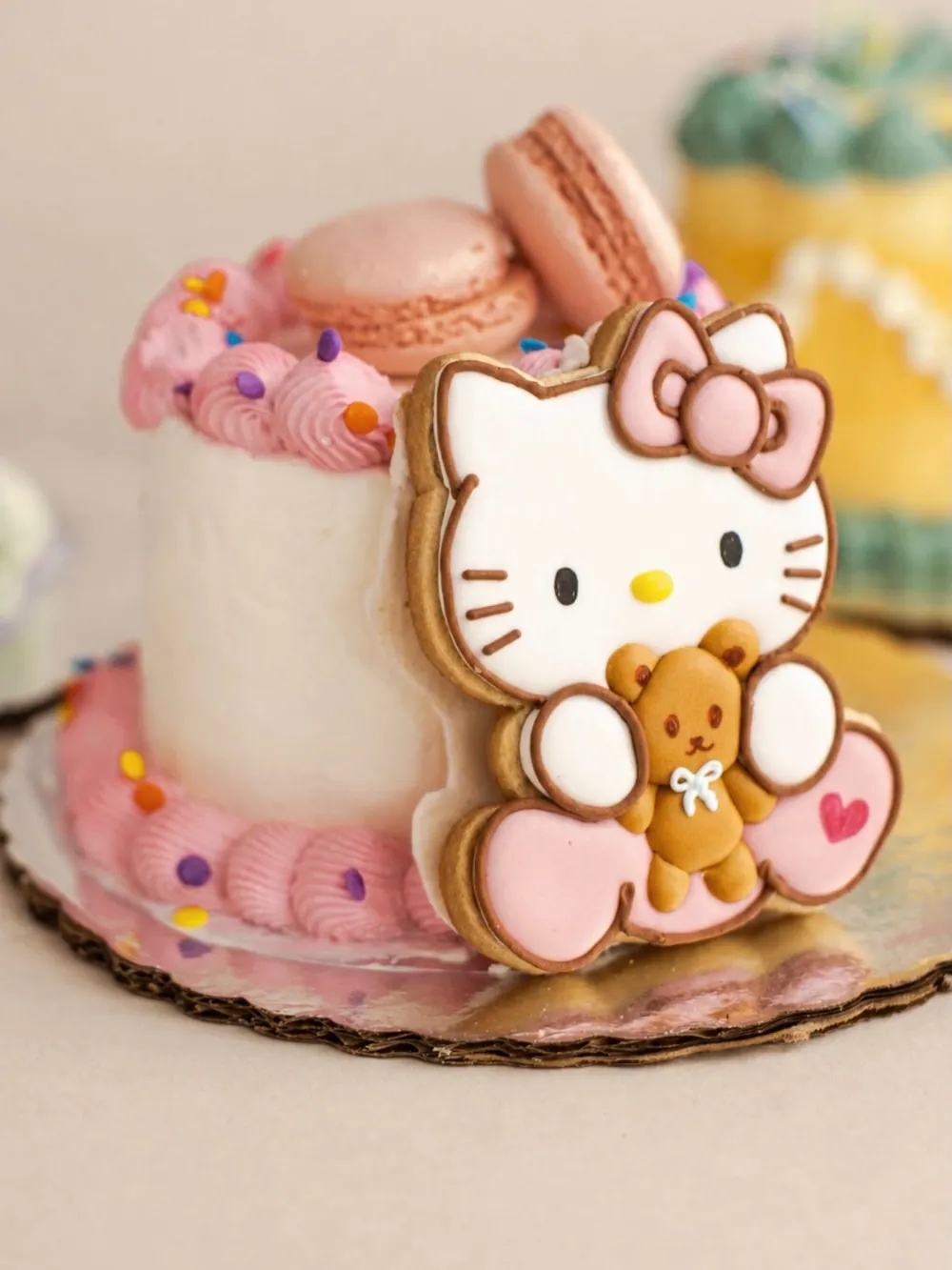 Pastel con galleta de Hello Kitty y macaron