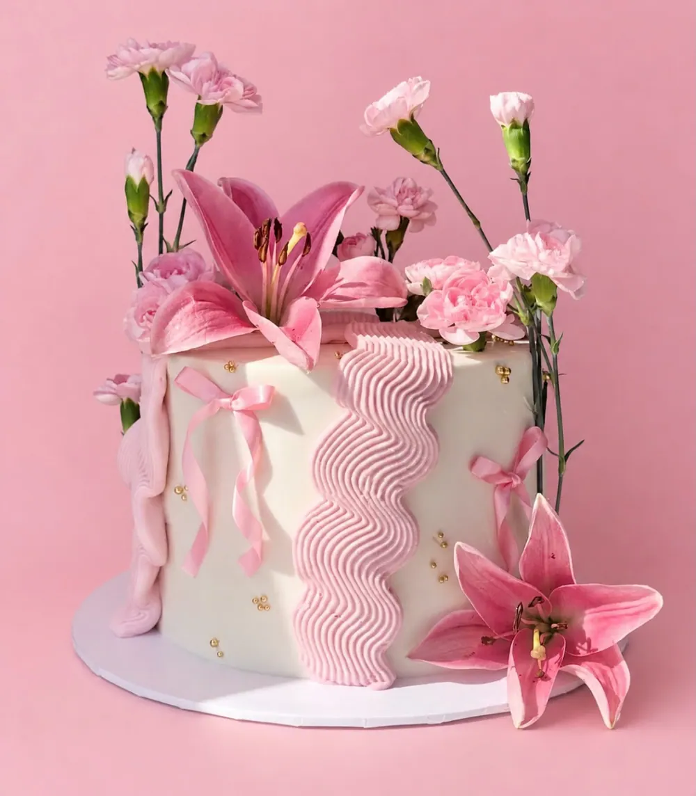 Pastel rosa con textura de olas y lirios frescos