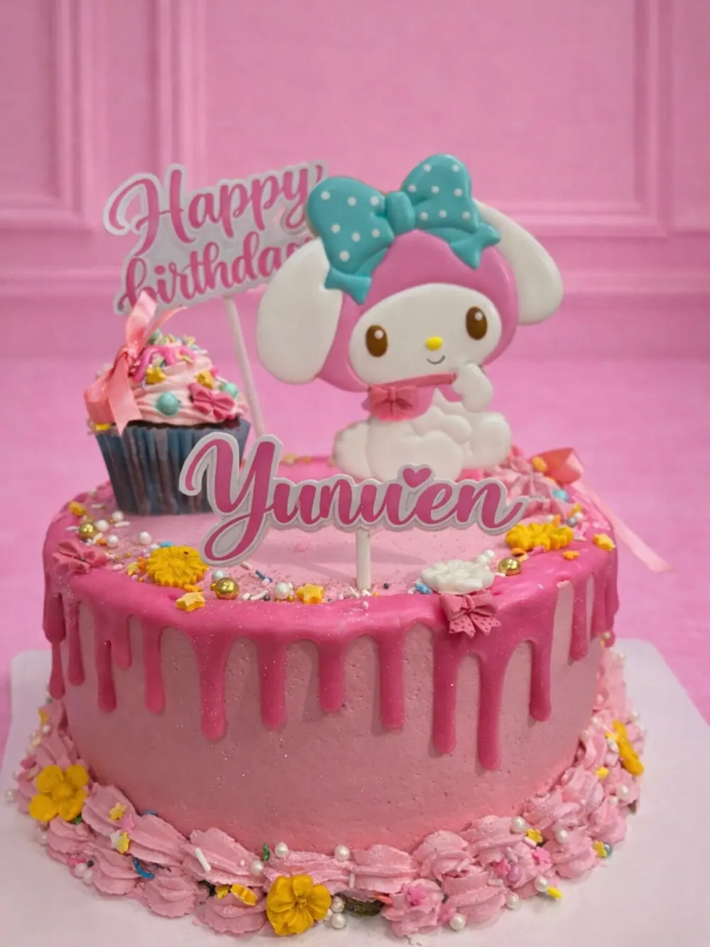 Pastel rosa con drip y figura de My Melody