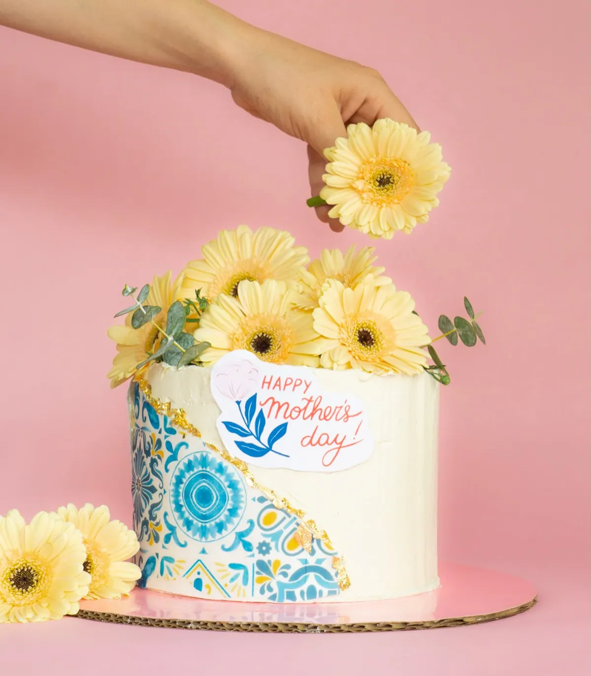 Pastel vintage de buttercream con gerberas amarillas